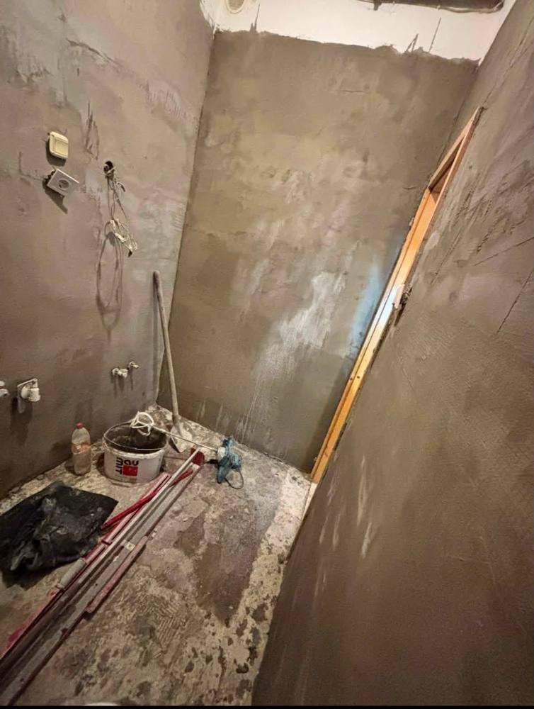Előtte: Fürdőszoba épített zuhannyal